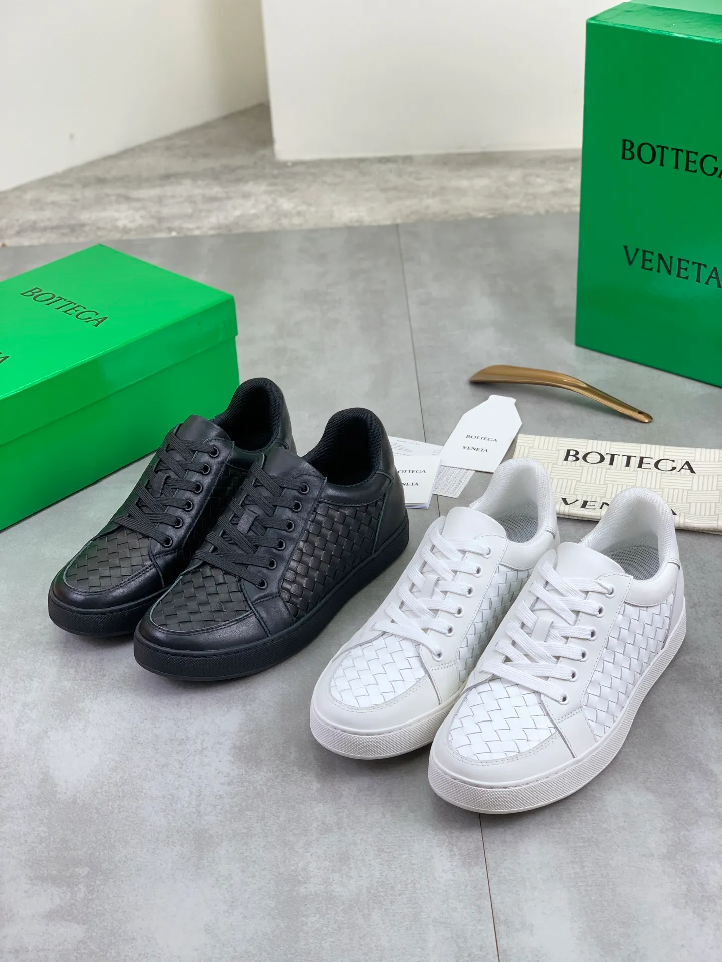 Factory price P720 💰Top quality💎💎💎 BOTTEGA VENETA official website synchronous couple👫The latest top version of the highest version of BV high-top casual shoes in the market, accept material comparison, shoe type comparison, process comparison, practical and textured, versatile, suitable for any occasion, the more you look at it, the more flavorful it becomes. Pure hand-woven craftsmanship - upper material, imported original woven calfskin - high-quality water-dyed cowhide inside - original private model customized outsole -Size: male 39-44 (customized 38 45 46) female 35-39 (customized 34 40 41) Comes with original BV green box, complete packaging.